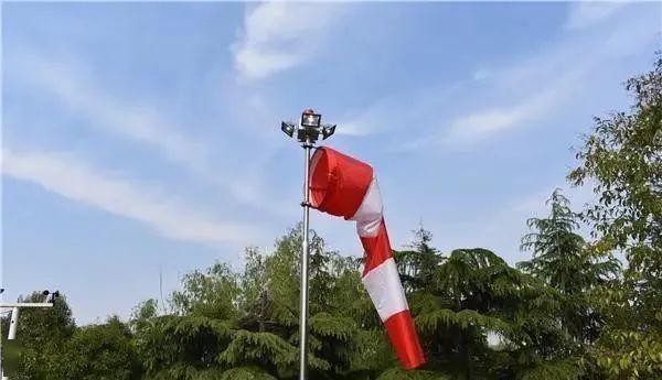 直升機(jī)停機(jī)坪上面的風(fēng)袋有什么用,為什么每個(gè)停機(jī)坪上面都有